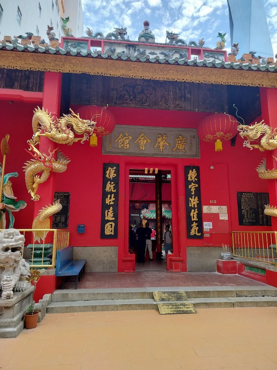 The entrance and red pillars of Guan Di Temple in Chinatown.
