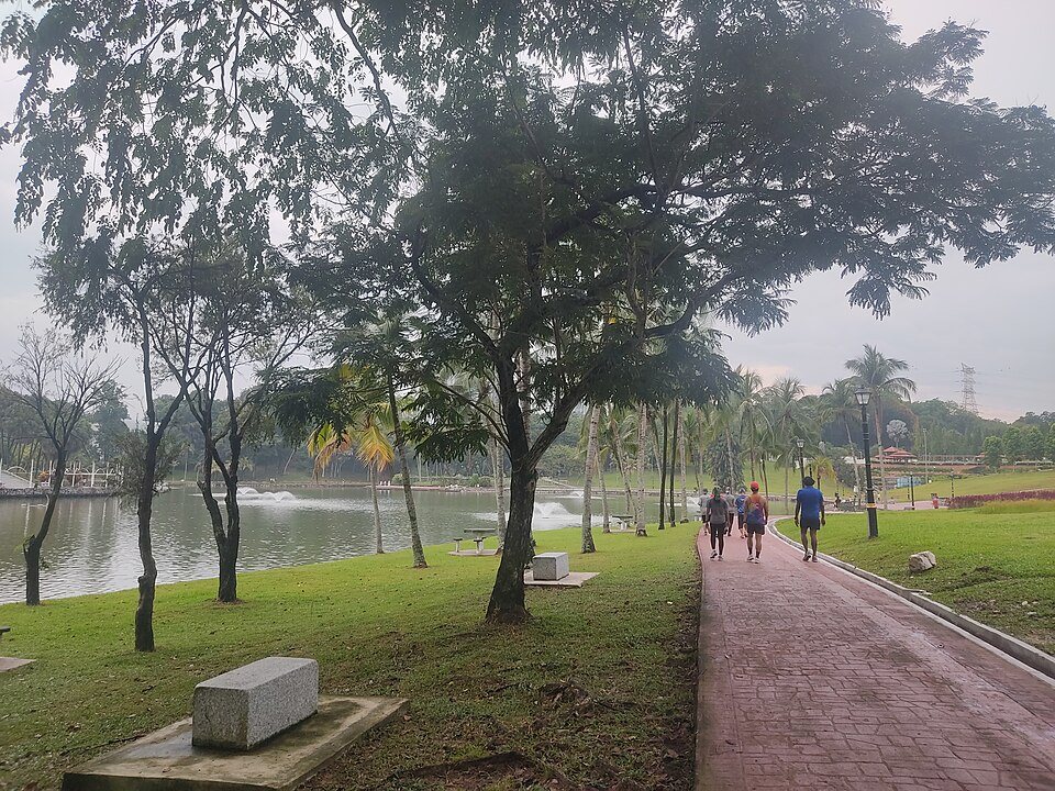A lakeside view in Taman Tasik Permaisuri.