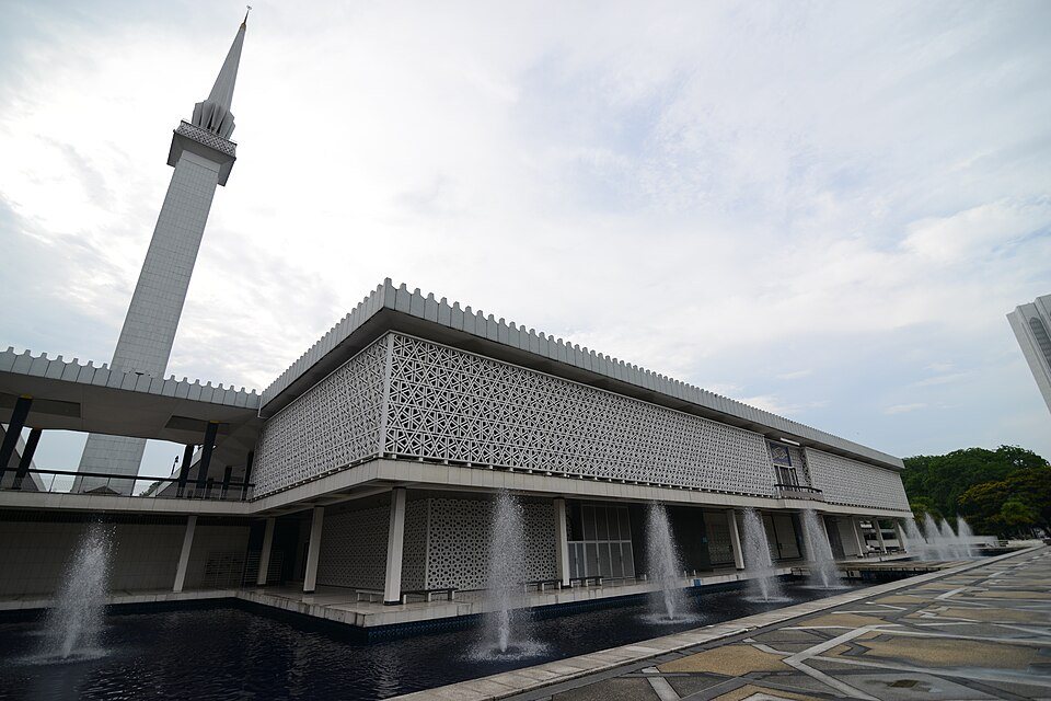 The National Mosque’s minaret and geometric exterior.